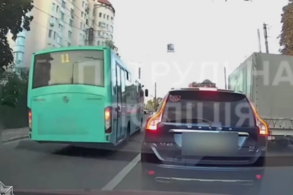 У Тернополі водій на автобусі ледь не збив пішохода