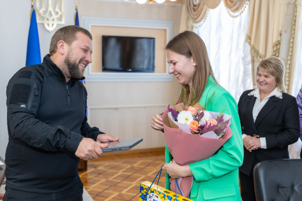Начальник Тернопільської ОВА Труш зустрічався зі школяркою з Шумська (Фото)