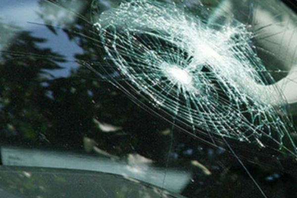 Бійка у Тернополі на дорозі: водій на BMW розтрощив битою чужий автомобіль