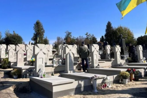 Скандал на цвинтарі: у Тернополі рідні загиблого захисника хочуть інший пам’ятник на пантеоні