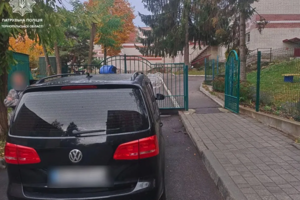 У Тернополі біля дитячого садочку водійка порушила правила