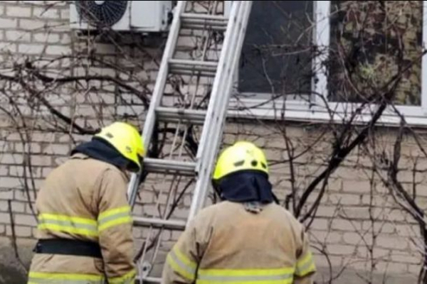 У Тернополі рятували чоловіка, який зачинився на балконі