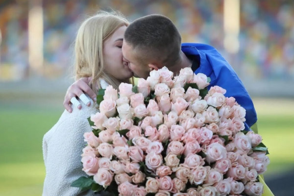 Футболіст із Тернополя освідчився коханій перед матчем: дівчина сказала «Так»