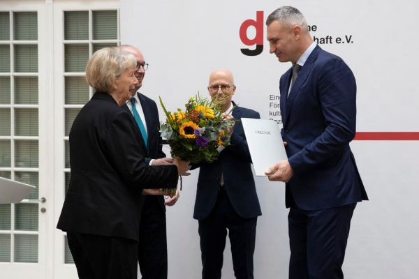 Віталій Кличко отримав у Берліні Премію за заслуги для німецького та європейського взаєморозуміння та присвятив її всім українцям 