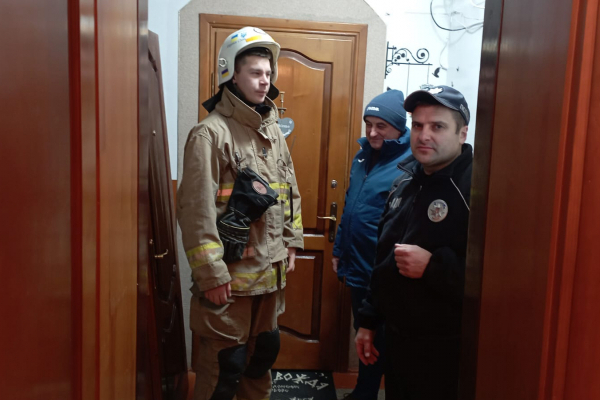 На Тернопільщині поліцейські визволили із заманеної квартири пенсіонерку