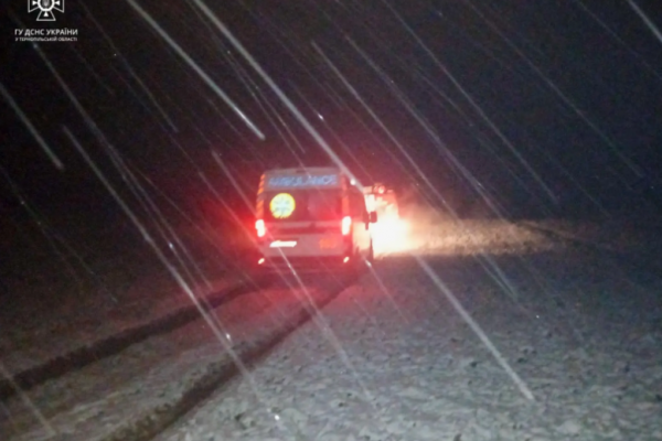 На Тернопільщині швидка застрягла в снігу по дорозі до хворого