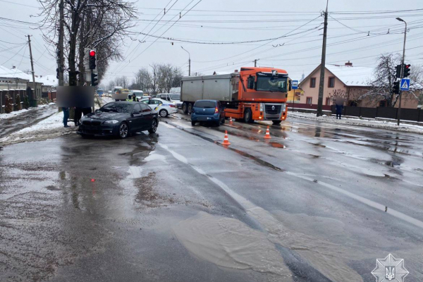 У Тернопоіл на Микулинецькій аварія: зіткнулися три автомобілі