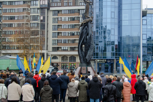 Хвилиною мовчання і квітами вшанували учасників Революції Гідності у Тернополі