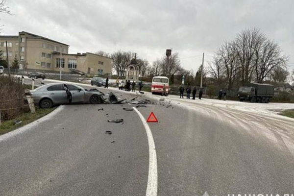 На Тернопільщині зіткнулися BMW та автобус