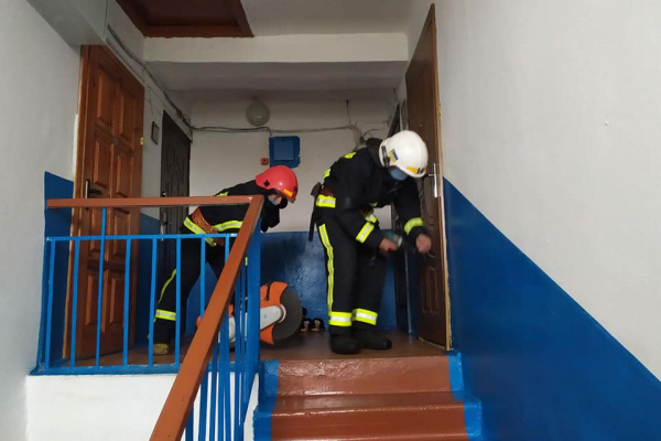 У Тернополі рятувальники допомогли бригаді швидкої потрапити до квартири, щоб врятувати людину