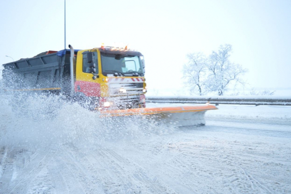 Тернопільщину охопив сніговий циклон:  техніка цілодобово працює на дорогах