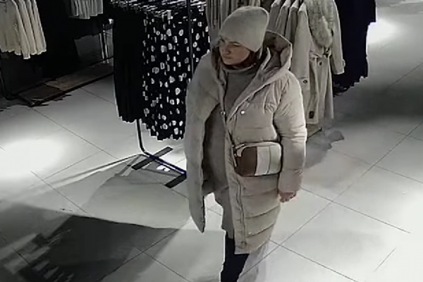 У Тернополі шукають жінку, яка обікрала магазин одягу
