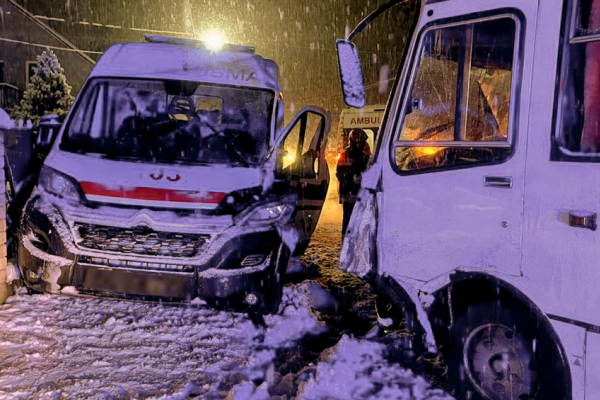 Зіткнулися швидка та рейсовий автобус: на Тернопільщині рятували фельдшерку
