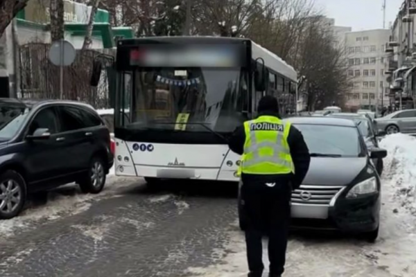 Утворився затор: у центрі Тернополя через припарковані автівки не зміг проїхати автобус з пасажирами