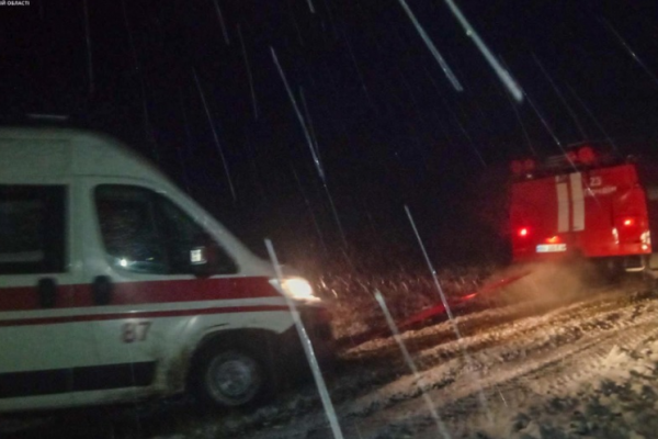 На Тернопільщині швидка з'їхала з дороги і потрапила в сніговий замет