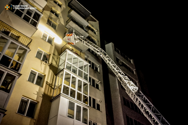 Пожежа у багатоповерхівці в Тернополі: врятували 12 людей