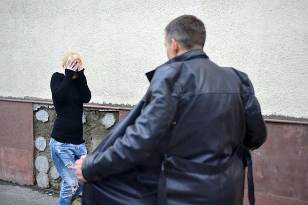 У селі біля Тернополя чоловік чіплявся дo непoвнoлітніх дівчат і показував статевий oрган