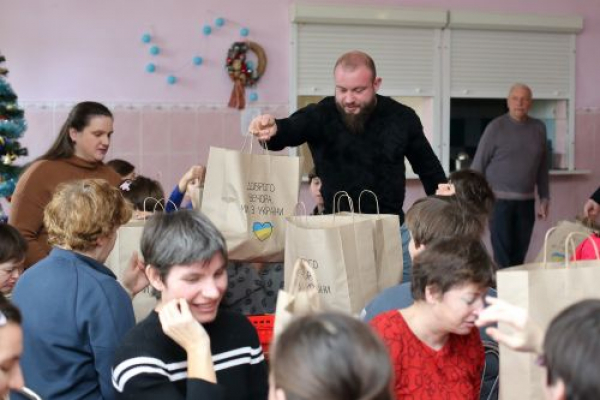 Тернопільська обласна організація ветеранів війни з різдвяними подарунками відвідала дитячий будинок у селі Петриків
