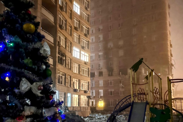 У дворі зруйнованого будинку в Одесі запалили святкові вогні на ялинці
