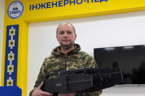 Доцент ТНПУ, військовий Валерій Панченко отримав від рідного вишу антидронну рушницю
