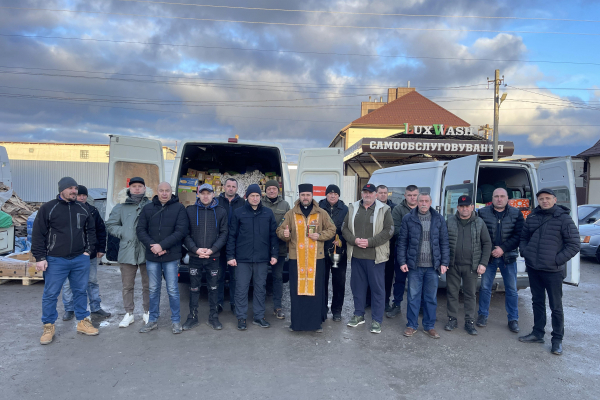 Волонтери «Української команди», «Ольвії» та «Сили України» відправили два буси допомоги воїнам на фронт
