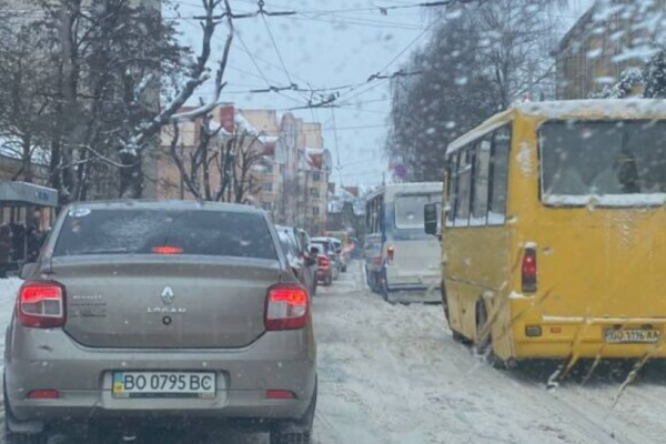 Тернопіль зупинився: через нерозчищені дороги у місті довжелезні затори та багато аварій