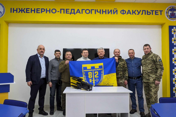 Інженерно-конструкторська група ТНПУ передала антидронну рушницю своєму доценту, а нині захиснику України