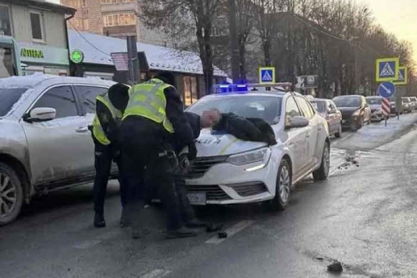 Поводився неадекватно: у Тернополі по дорозі бігав чоловік і погрожував поліції гранатою