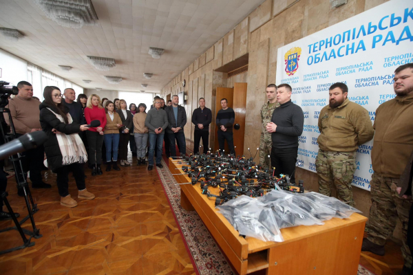 Працівники Тернопільської обласної ради передали 25 FPV-дронів на фронт