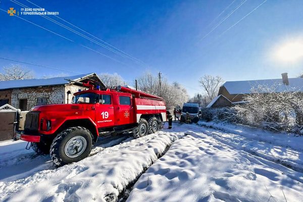 На Тернопільщині рятувальники визволяли з заметів машину «швидкої» і авто з гуманітаркою