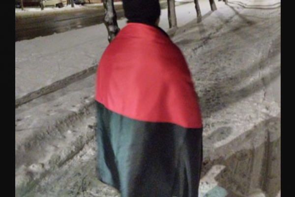 У Тернополі 24-річний хлопець зняв прапор і тягнув його по землі