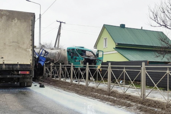 Зіткнулися дві вантажівки: на Тернопільщині автоцистерна ледь не врізалася в будинок