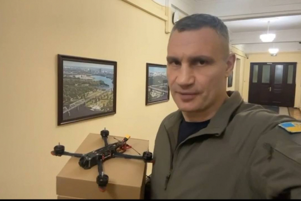 Віталій Кличко передав партію FPV-дронів спецпризначенцям з Президентської бригади: «Нехай це буде внеском у нищення ворога»