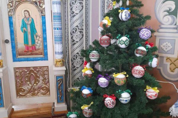 На Тернопільщині парафіянки власноруч виготовили новорічні іграшки, якими й прикрасили ялинки у храмі