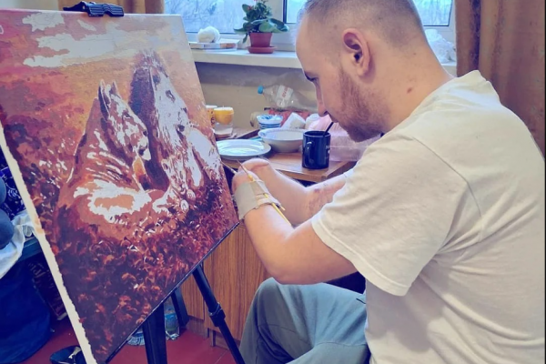 Воїн з Тернополя, який втратив на війні кисті обох рук, малює дивовижні картини