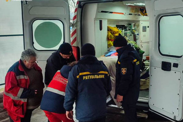 У Тернополі рятувальники визволяли із зачиненої квартири жінку, у якої стався інсульт