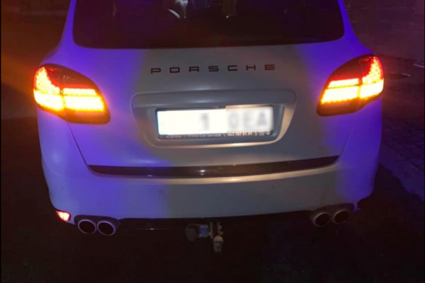 У Тернополі водійка їздила на авто Porsche, на якому були закриті номерні знаки плівкою