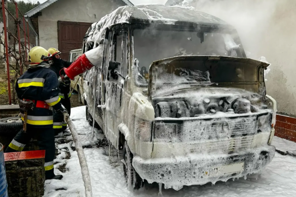 Пожежа на Тернопільщині: у дворі будинку згорів автомобіль