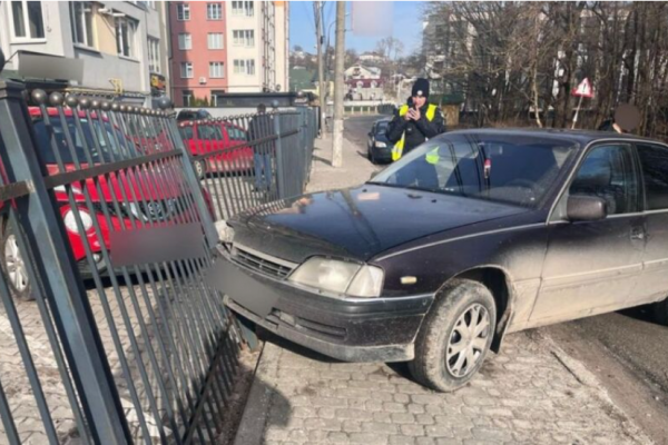 У Тернополі п'яний водій наїхав на металеву огорожу і втік з місця ДТП