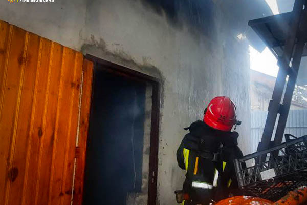 На Тернопільщині у пожежі горіли гараж, автомобіль, млин і зерно