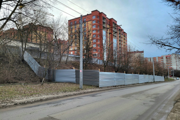 Будівельний паркан на тротуарі на вулиці Лучаковського у Тернополі встановили незаконно, – ТМР