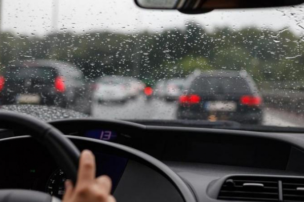 Як безпечно їздити у дощову погоду: поради тернопільських патрульних поліцейських