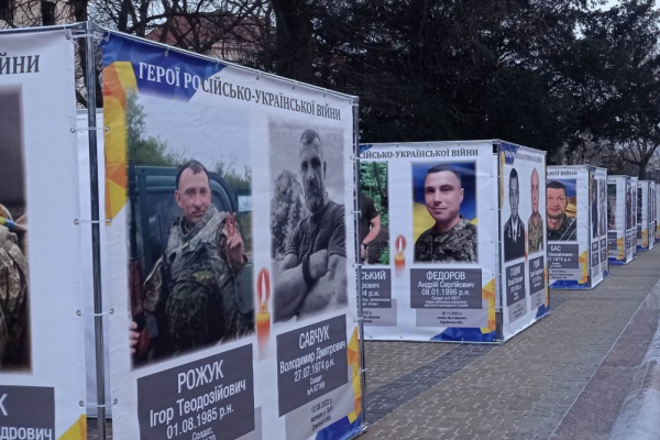 У центрі Тернополя встановлюють куби з портретами полеглих захисників України