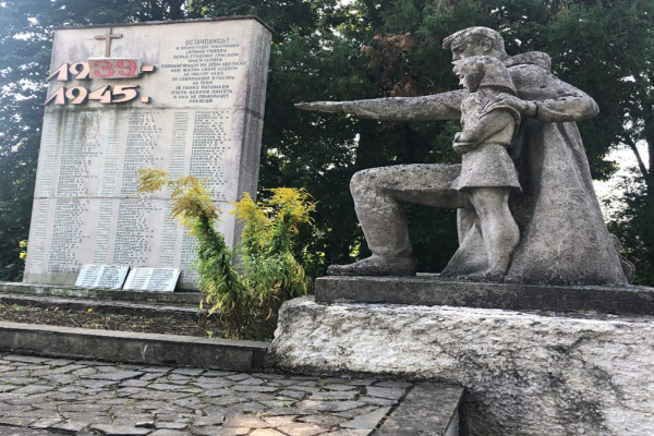 На Тернопільщині є громада, де досі не декомунізували 9 радянських пам'яток