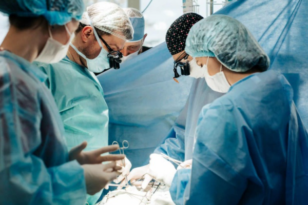 У Тернополі провели унікальну операцію: лікарі вийняли серце, щоб видалити пухлину