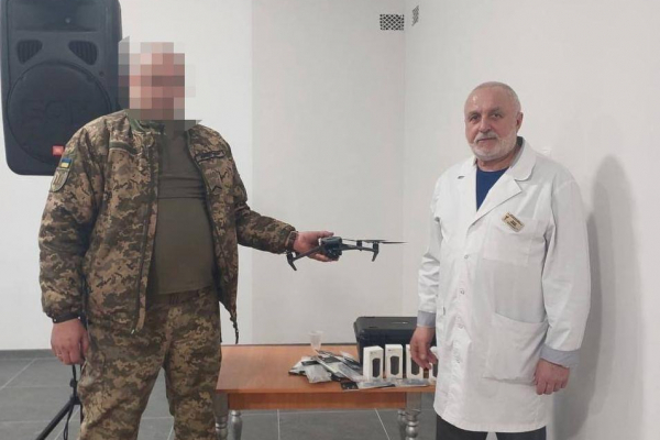 Працівники лікарні на Тернопільщині передали допомогу для ЗСУ майже на мільйон гривень