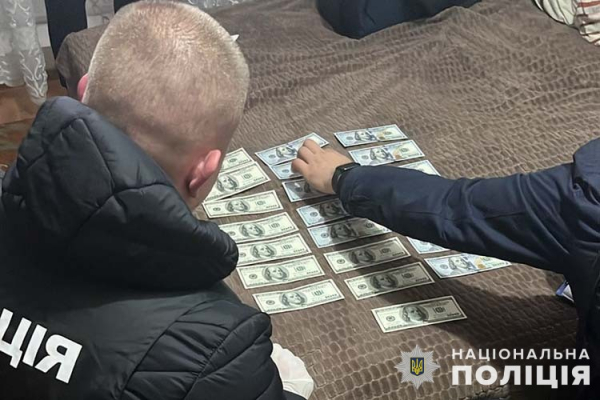 «Валютчики» з Київщини масово продавали у Тернополі високоякісно підроблені долари