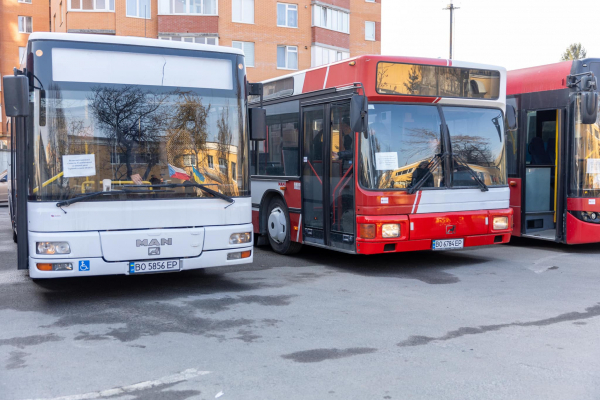 Вісім громад Тернопільщини отримали шкільні автобуси від уряду Чехії
