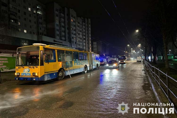 Екстрене гальмування: у Тернополі в тролейбусі травмувалася кондукторка