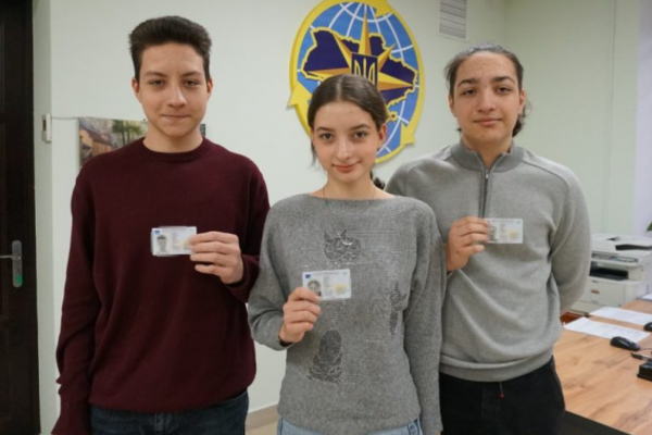 У Тернополі трійнята отримали закордонні паспорти